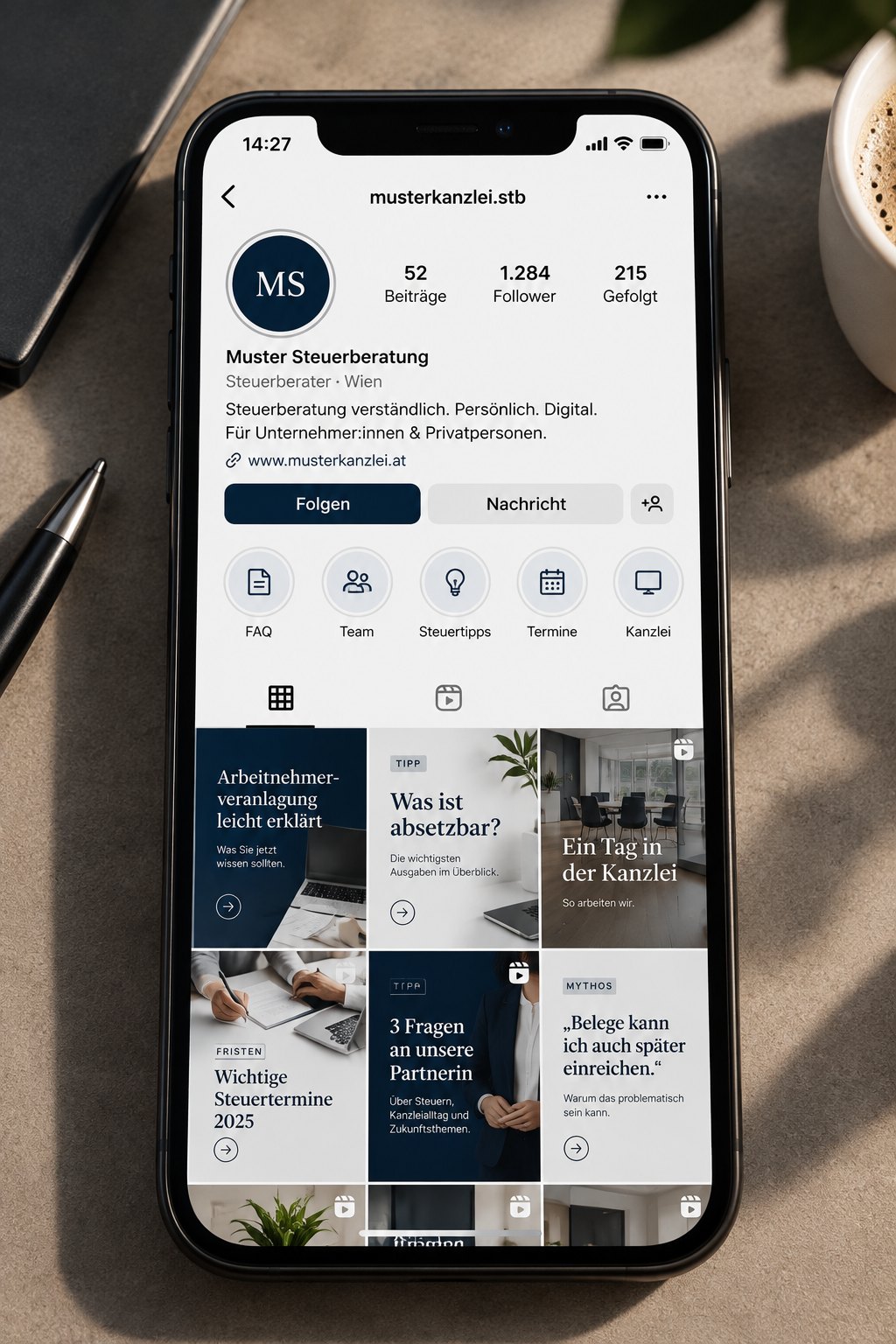 Smartphone auf einem Schreibtisch mit dem Instagram-Profil einer fiktiven Steuerkanzlei